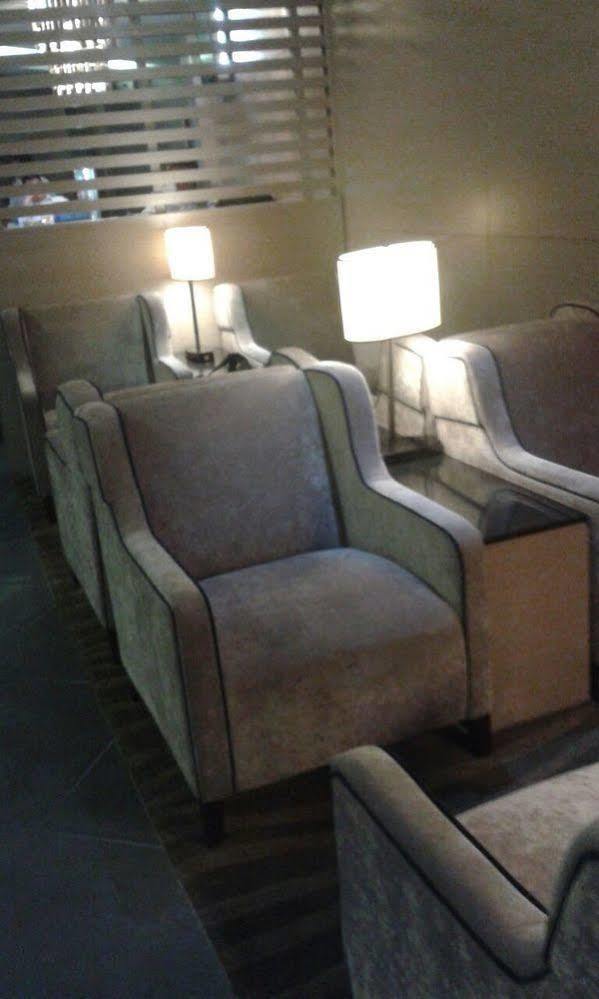 Plaza Premium Lounge Hotel Баян Лепас Екстериор снимка
